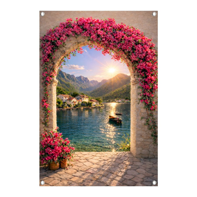 Mediterrane doorkijk met bougainvillea boog, zonreflectie op het meer, bootjes en bergdorpje