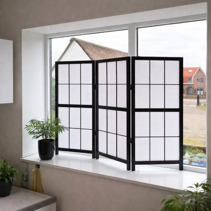 Zwart Japans Shoji kamerscherm laag model op vensterbank met daglicht