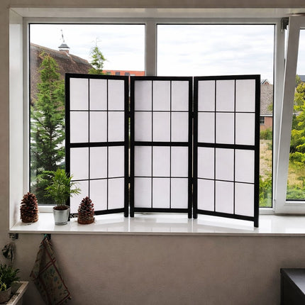 Japans Shoji kamerscherm zwart gebruikt als raamscherm met uitzicht op tuin