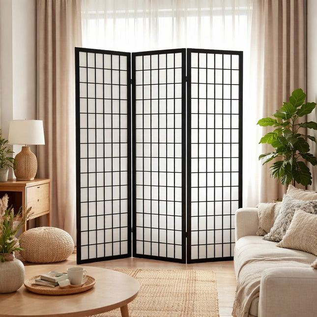 Zwart shoji kamerscherm als roomdivider in Japandi interieur