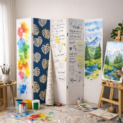 Creatief beschilderd kamerscherm blanco met verf, behang en tekeningen