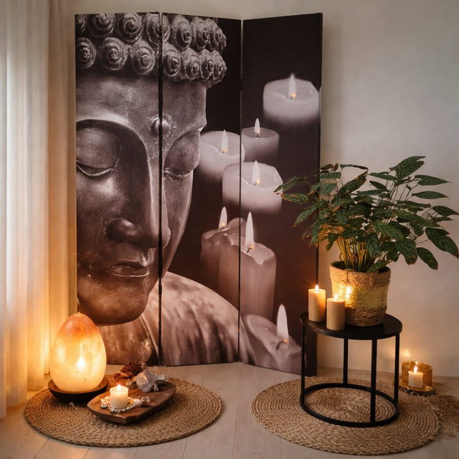 Sfeervolle interieurafbeelding met een Boeddha kamerscherm met brandende kaarsen, gecombineerd met een groene kamerplant, zoutlamp en warme verlichting voor een rustgevende meditatie- en wellnessuitstraling.