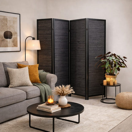 Zwart houten kamerscherm, 4-delig, stijlvol geplaatst in moderne minimalistische woonkamer