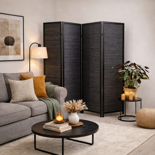Zwart houten kamerscherm, 4-delig, stijlvol geplaatst in moderne minimalistische woonkamer