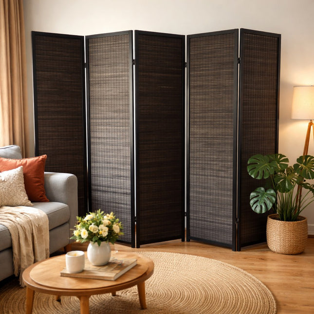 Sfeervolle woonkamer met zwart kamerscherm 5-delig en groene kamerplant