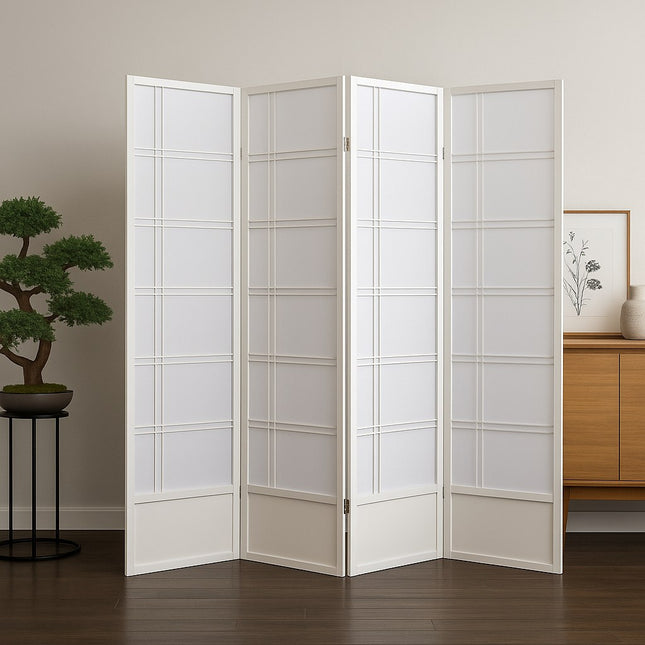 Japans kamerscherm wit met 4 houten panelen van 176 cm breed en 180 cm hoog, Shoji stijl met zilveren scharnieren, geplaatst in een lichte woonkamer met donkere vloer.