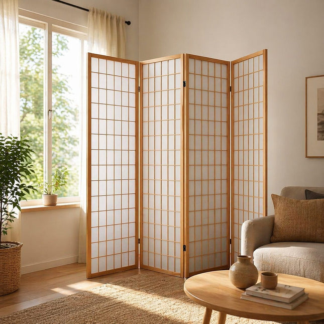 Japans kamerscherm 4 panelen naturel hout geplaatst voor een groot raam in een warme moderne woonkamer, met zachte lichtinval, lichte houten vloer en rustige Japandi sfeer.