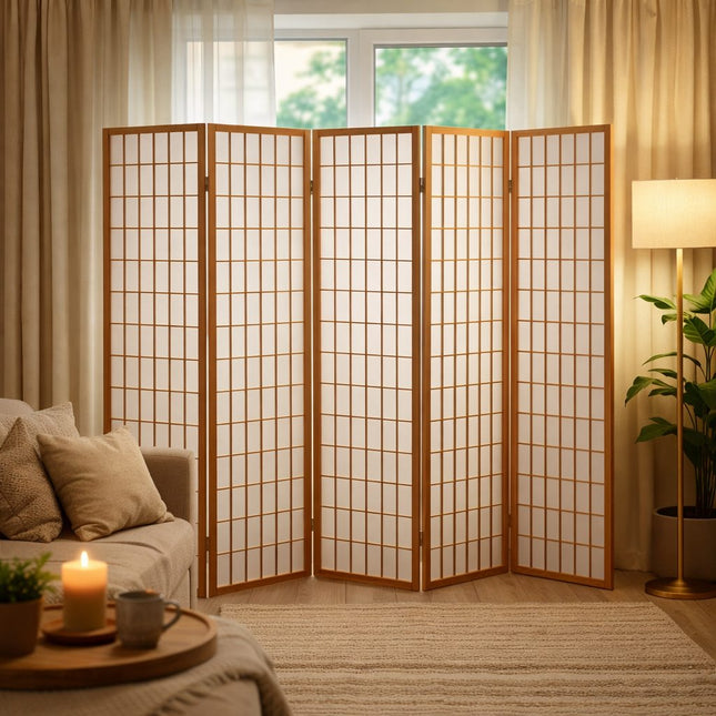 Japans houten kamerscherm met 5 Shoji panelen in warme woonkamer setting, geplaatst voor raam met gordijnen – stijlvolle roomdivider en scheidingswand voor privacy en sfeervolle ruimteverdeling.