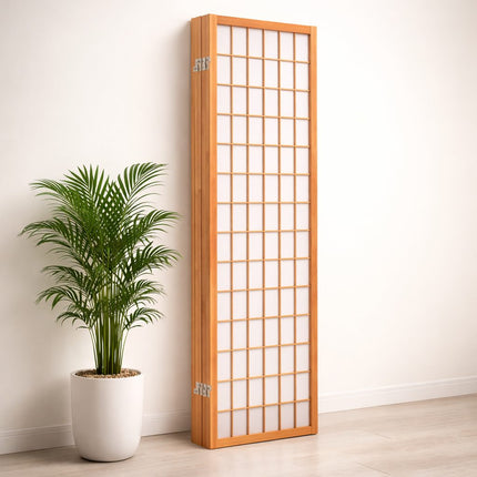 Shoji kamerscherm van licht hout met vakverdeling, geplaatst tegen een egale beige muur met decoratieve groene kamerplant in witte pot – stijlvol Japans design voor privacy en ruimteverdeling.