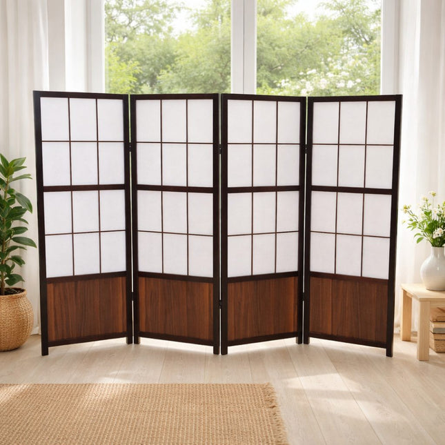 Japans Shoji kamerscherm walnut 120 cm hoog, vier panelen, gebruikt als raamscherm in lichte woonkamer