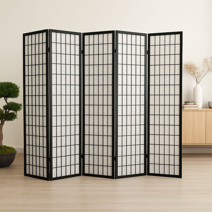 Japans kamerscherm met 5 zwarte panelen van hout en Shoji stijl in lichte woonkamer