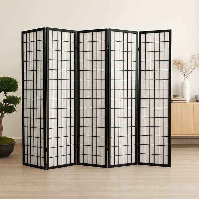 Japans kamerscherm met 5 zwarte panelen van hout en Shoji stijl in lichte woonkamer