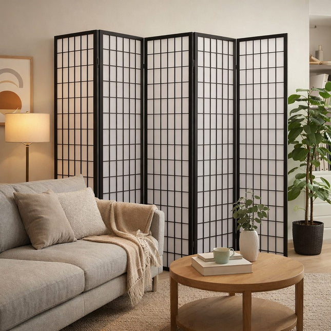 Japans kamerscherm met 5 panelen in zwarte kleur, 180 cm hoog en 220 cm breed, sfeervol geplaatst in een lichte woonkamer met minimalistische Japandi uitstraling.