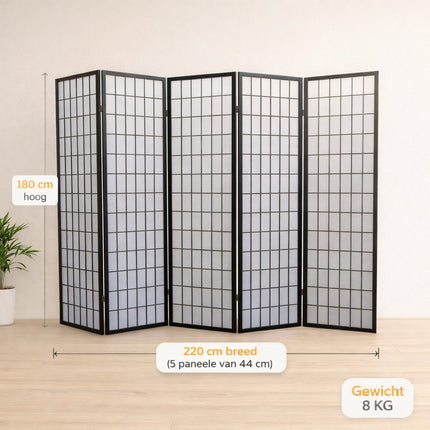 Japans kamerscherm zwart 180 cm hoog en 220 cm breed met 5 panelen, shoji stijl raamscherm op de vloer in rustige japandi interieursetting