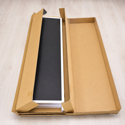 Kamerscherm zorgvuldig verpakt in een dubbele verzenddoos met extra kartonnen bescherming voor veilig transport.