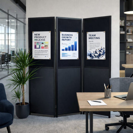 Zwart 3-delig presentatiepaneel / kamerscherm in moderne kantooromgeving, gebruikt als mobiel presentatiescherm voor zakelijke aankondigingen. Op de panelen zijn professionele posters bevestigd met goudkleurige prikkers, waaronder een productlancering, business groeirapport met grafiek en team meeting agenda. Ideaal als flexibel presentatiesysteem, beurswand of scheidingswand voor kantoor en vergaderruimte.