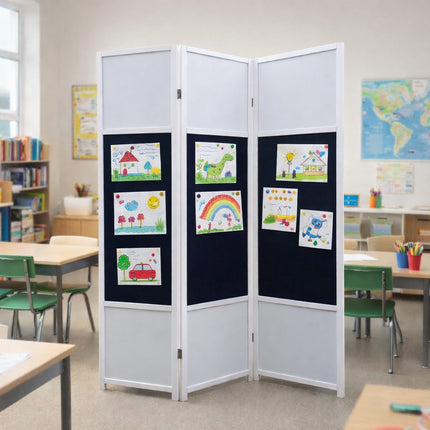 Wit 3-panelen kamerscherm met zwart prikbordpaneel in een basisschool klaslokaal, ideaal voor het presenteren van schooltekeningen en creatieve werkjes van kinderen.