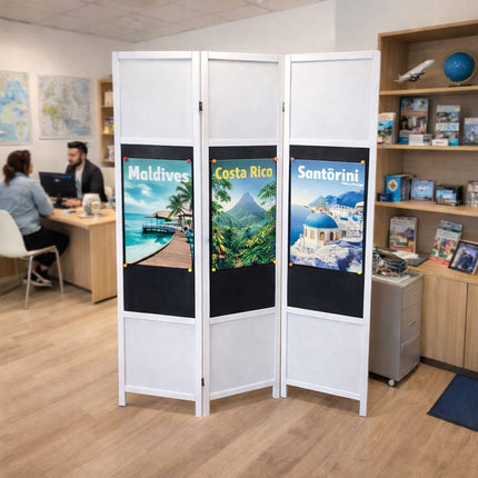 3-delig wit kamerscherm met zwart prikbordpaneel in reisbureau winkel, gebruikt als presentatiebord met vakantieposters – ideaal als roomdivider, prikbord scheidingswand of display voor kantoor en winkel.
