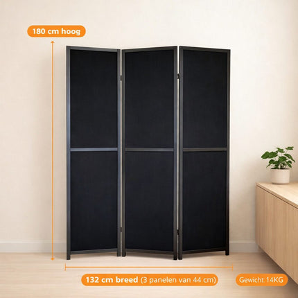 Vrijstaand zwart kamerscherm 3 panelen (44 cm per paneel), 180 cm hoog en 132 cm breed, met duidelijke maatvoering infographic en gewicht 14KG in rustige beige interieursetting