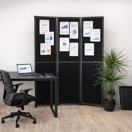 Zwart kamerscherm als prikbord in stijlvolle kantoorruimte met laptop en zakelijke grafieken