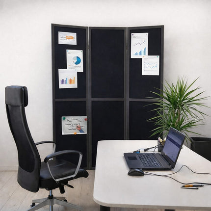 Zwart kamerscherm als prikbord in stijlvolle kantoorruimte met laptop en zakelijke grafieken