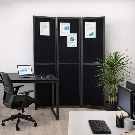 Zwart kamerscherm met zakelijke sheets in moderne kantoorruimte