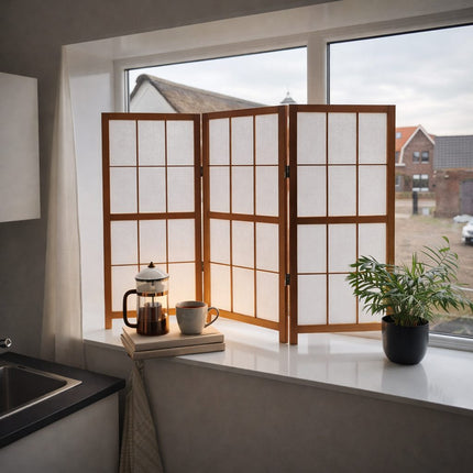 Laag Japans kamerscherm shoji stijl, 132 cm breed en 90 cm hoog, minimalistisch geplaatst in Japandi interieur