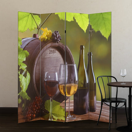 Kamerscherm met wijnvat en flessen wijn