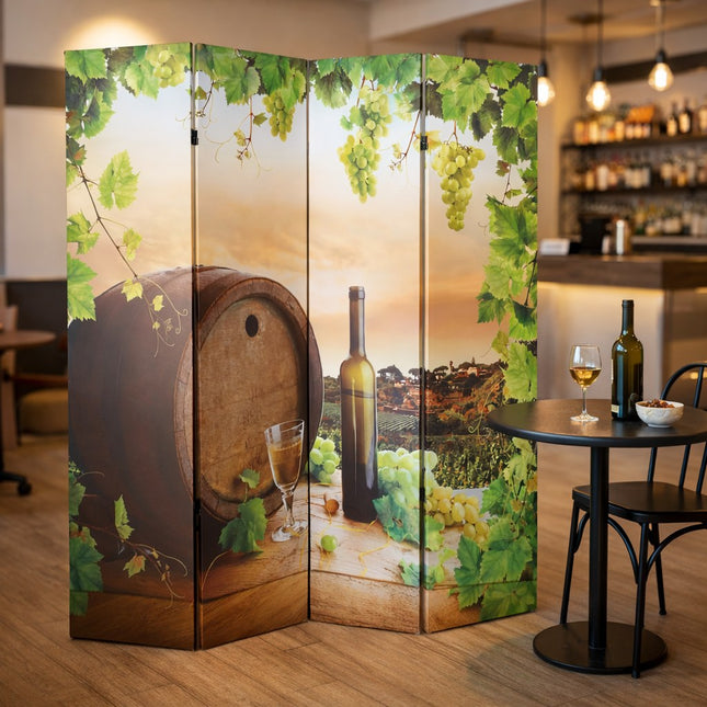 Kamerscherm wijnvat voorkant met wijngaard, wijnfles en druiven in warme mediterrane sfeer