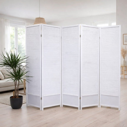 Stijlvol wit houten kamerscherm met lamellen voor het raam met lichte gordijnen – luxe roomdivider voor extra privacy en sfeervolle lichtfiltering in moderne woonkamer