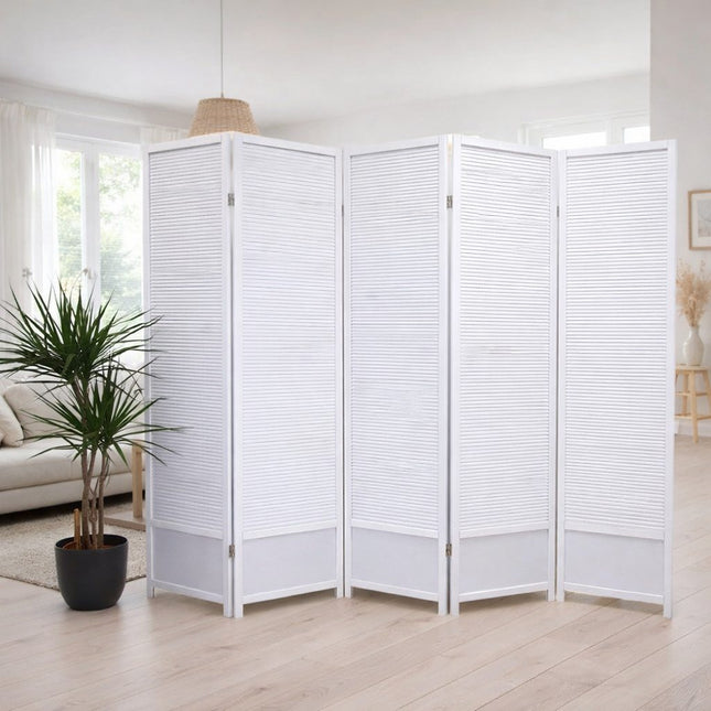 Stijlvol wit houten kamerscherm met lamellen voor het raam met lichte gordijnen – luxe roomdivider voor extra privacy en sfeervolle lichtfiltering in moderne woonkamer