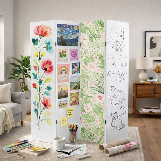 Blanco kamerscherm 4 panelen creatief ingericht met posters, verf en tekeningen