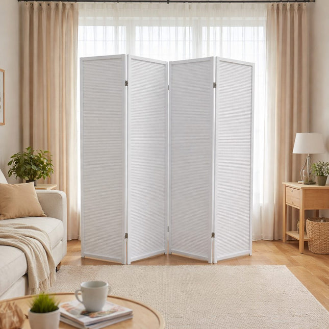 Wit houten kamerscherm met vier panelen geplaatst voor een groot raam met lichte gordijnen in een moderne, lichte woonkamer setting