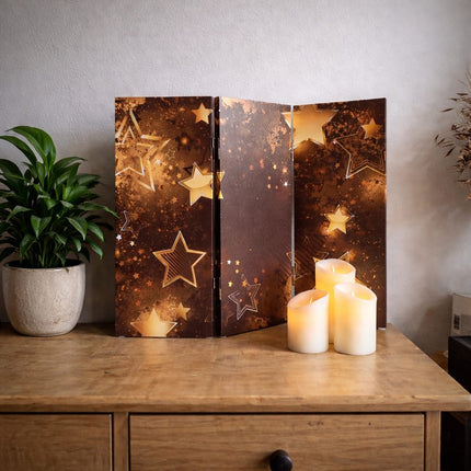Sfeervol decoratiescherm met gouden sterren.
