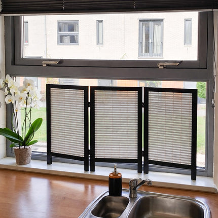 Stijlvol zwart houten raamscherm met witte latjes inleg Averra voor privacy bij raam