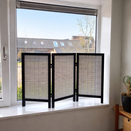 Raamscherm Averra zwart met witte geweven inleg 3 panelen op vensterbank tegen inkijk
