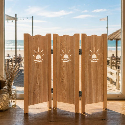raamscherm hout met zon uitsnede op tafel in strandtent met uitzicht op zee en strand