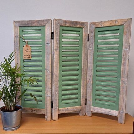 Decoratief raamscherm met groene shutters en vintage uitstraling
