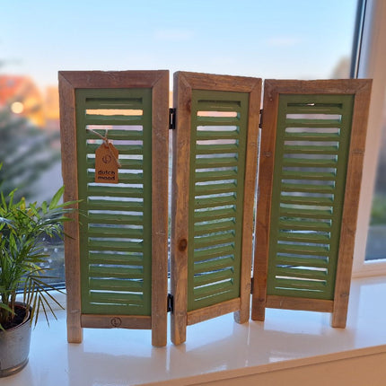 Groen luikenscherm als decoratief element in rustiek interieur