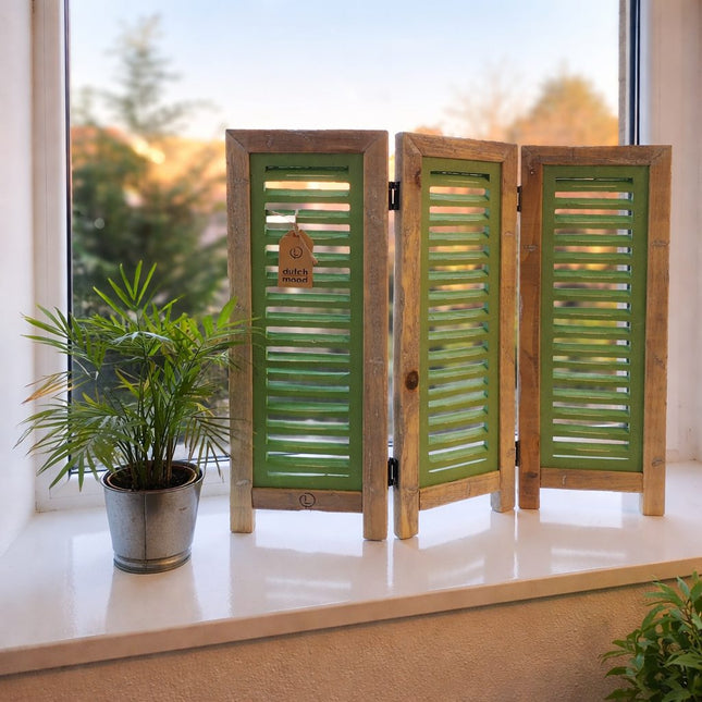Houten raamscherm groen met lamellen op vensterbank