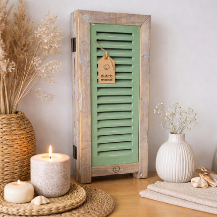 Groen houten kamerscherm met luiken en drie panelen, rustiek afgewerkt en gestyled in een lichte woonruimte