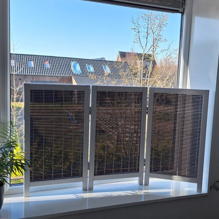 Licht doorkijkend raamscherm Privera met wit frame en 3 panelen