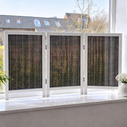 Raamscherm Privera wit met 3 panelen en licht doorkijkende donkere houten 