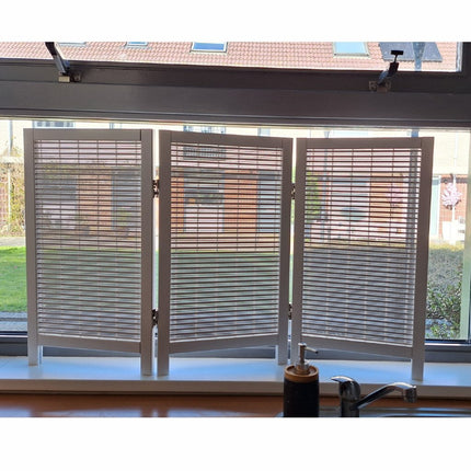Stijlvol wit raamscherm Serena in interieur – privacy scherm met licht doorkijkend design