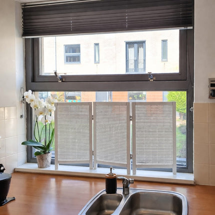 Raamscherm Serena wit 3 panelen op vensterbank – licht doorkijkend houten raamdecoratie