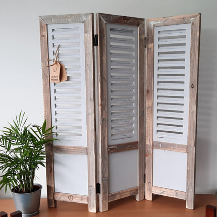 Raamscherm hout Old Dutch 70 cm hoog – handgemaakt houten shutter met lichtbruin frame en gebroken witte lamellen, landelijke raamdecoratie voor vensterbank.