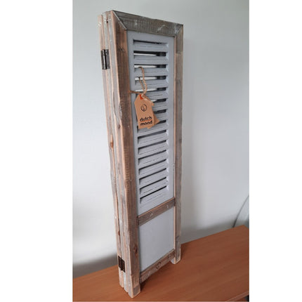 Detail van houten raamscherm Old Dutch – close-up van shutters in gebroken wit met lichtbruin houten frame, rustieke afwerking en metalen scharnieren.