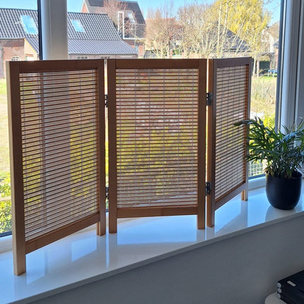 Raamscherm Lunara naturel 3 panelen 60 cm op vensterbank met licht doorkijkend houten latjes