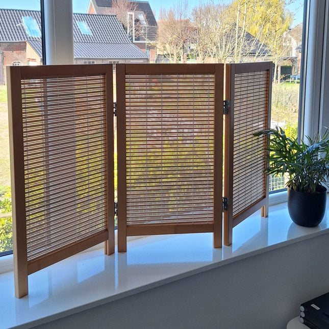 Raamscherm Lunara naturel 3 panelen 60 cm op vensterbank met licht doorkijkend houten latjes