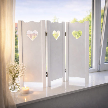 Wit houten raamscherm 60 cm hoog met hartvormige uitsnedes op vensterbank